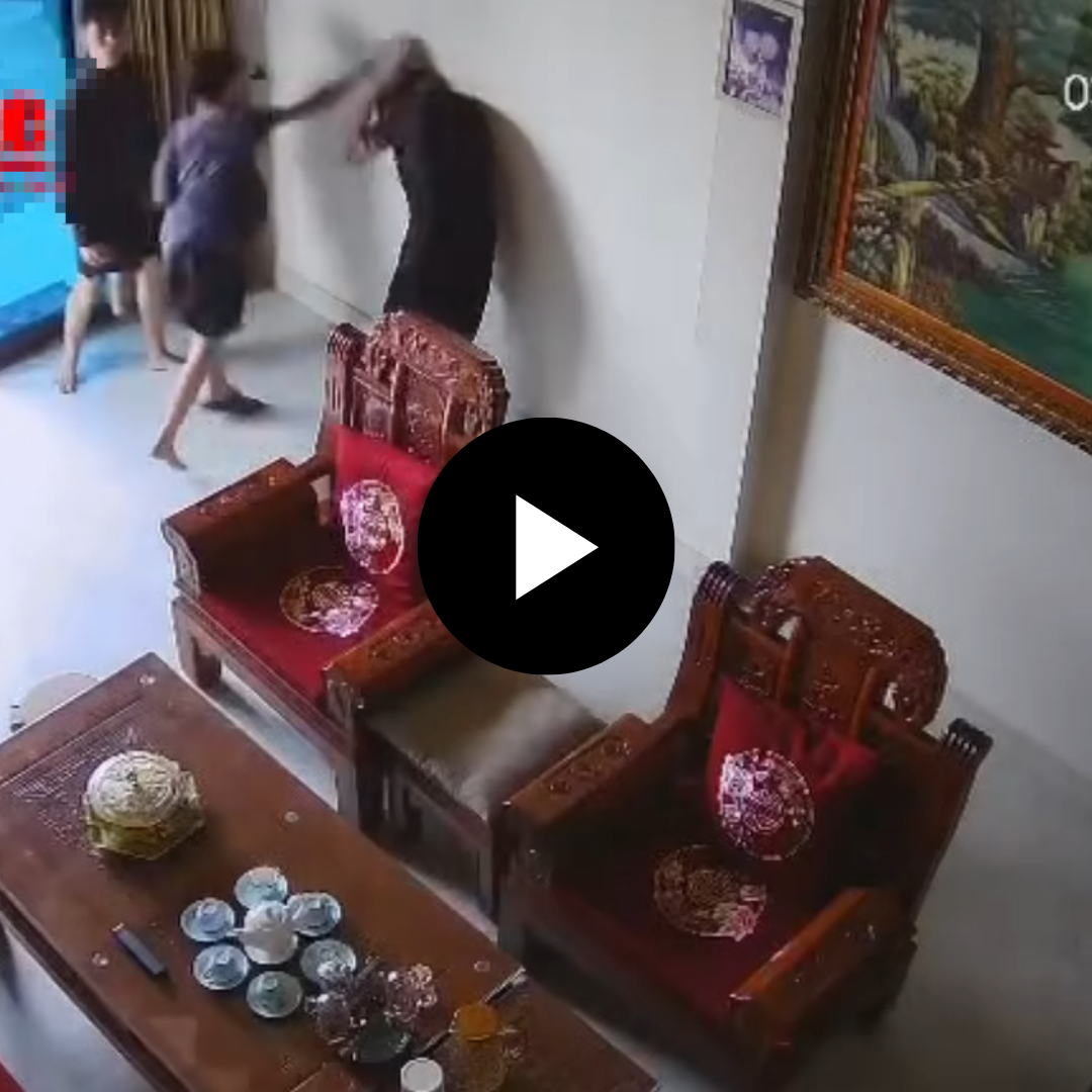 Nhóm HS vào nhà tương tác 1 em tại Lào Cai